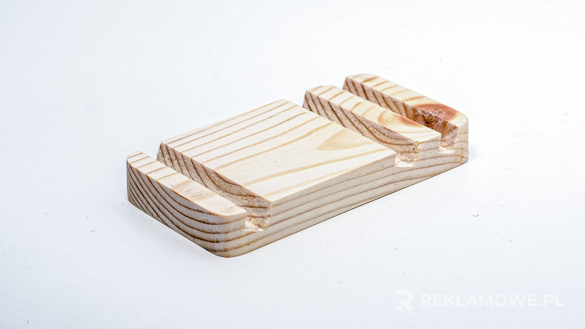 Różnorodne materiały używane przy produkcji stojaków reklamowych