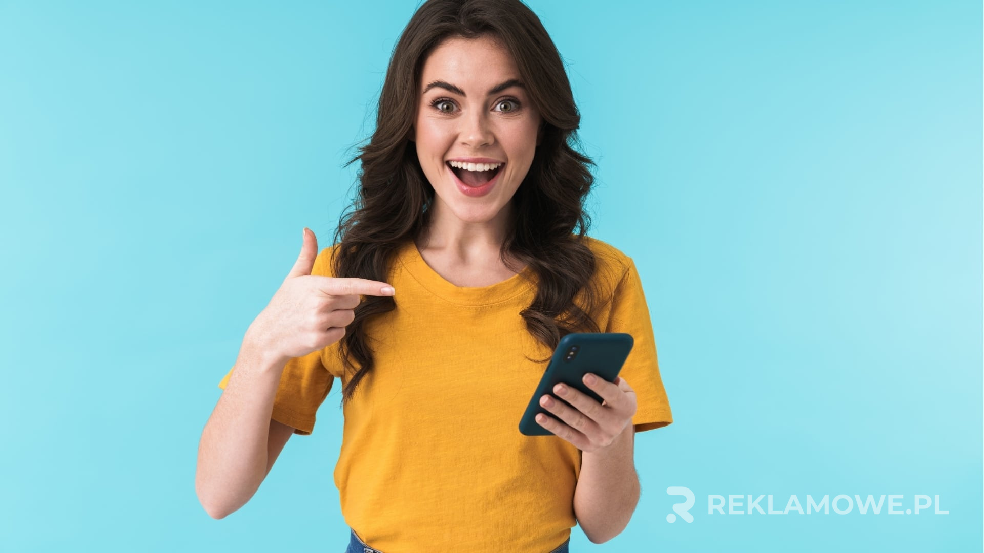 Przewodnik po rodzajach stojaków reklamowych na rynku Różnorodne stojaki reklamowe na wystawie