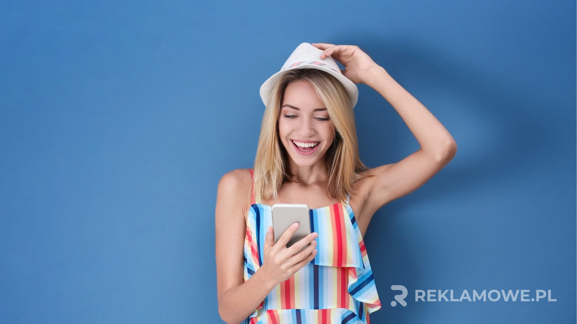 Stojak reklamowy LED w nowoczesnej przestrzeni handlowej
