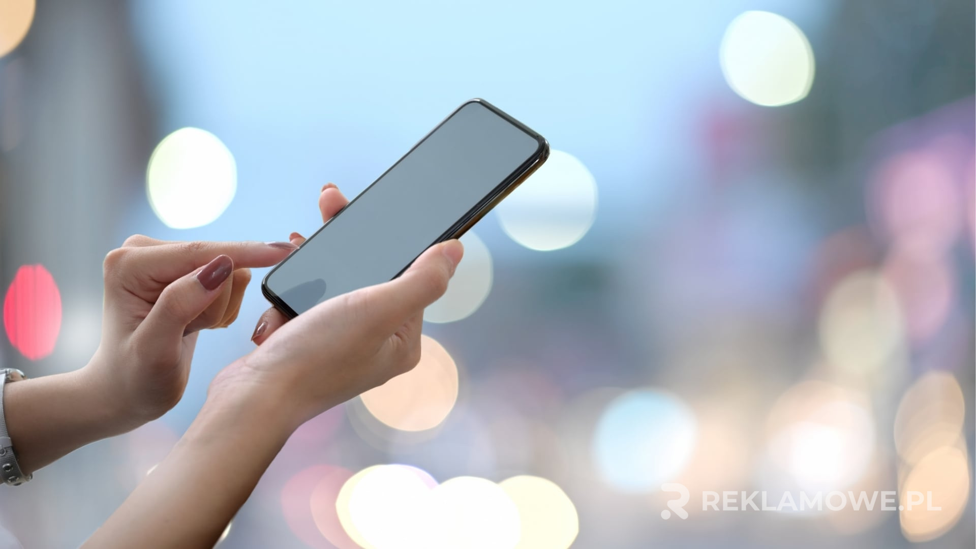 Stojak reklamowy na zamówienie dopasowany do identyfikacji wizualnej marki