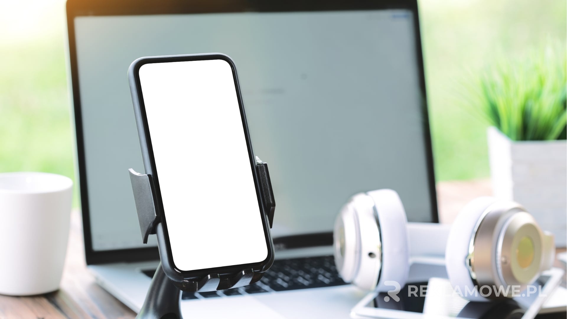 Nowoczesne stojaki reklamowe na zewnątrz – jakie wybrać? Stojak reklamowy na zewnątrz sklepu