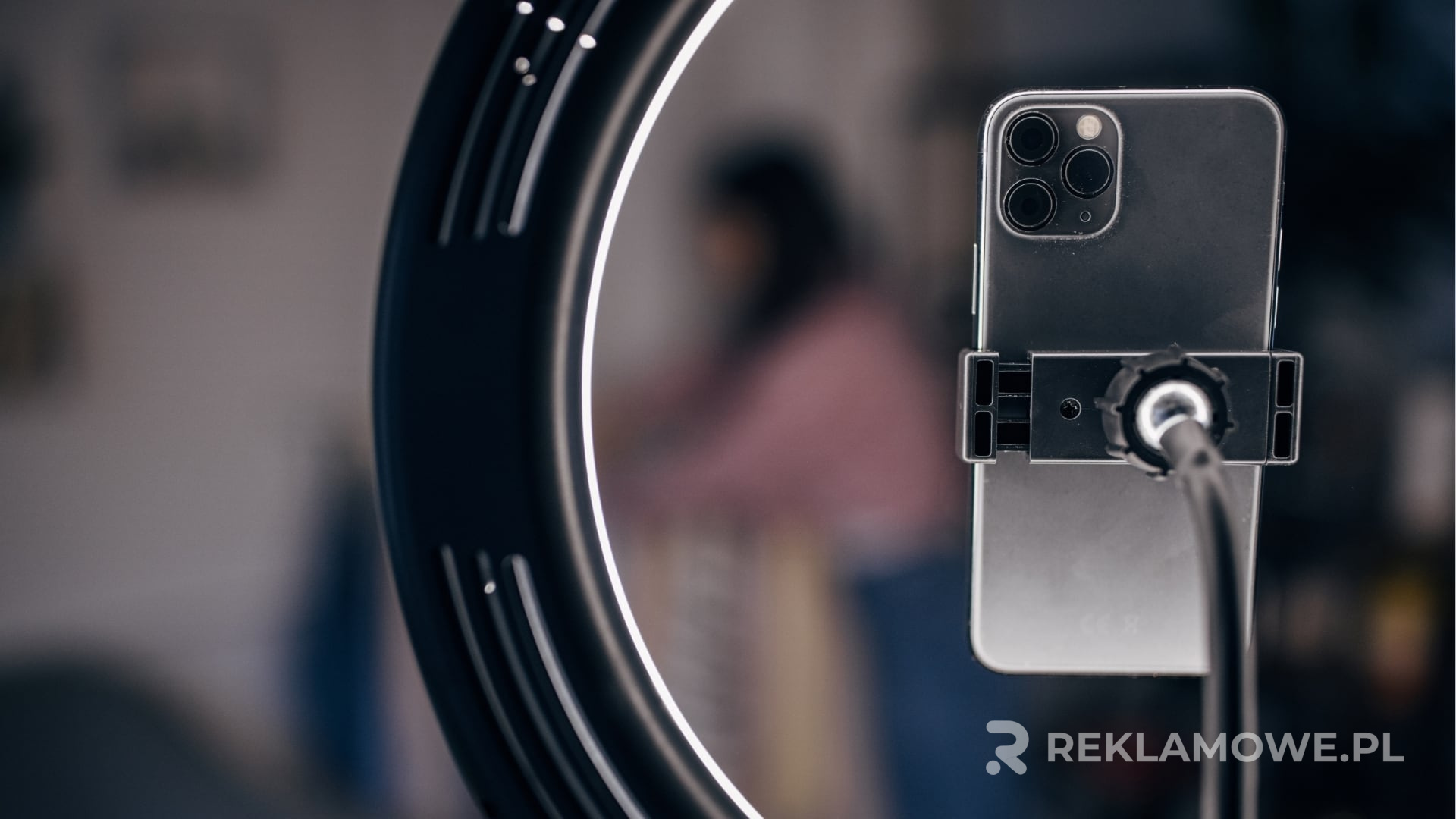 Stojak reklamowy z logo firmy wpływający na postrzeganie marki