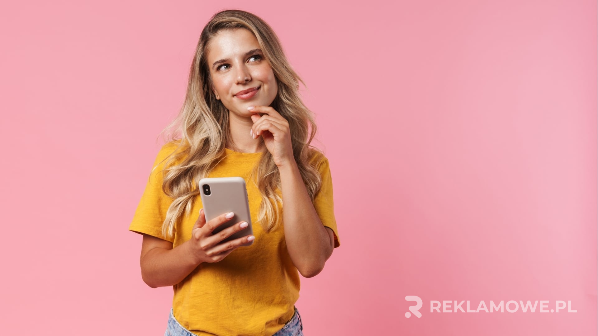 Trendy w projektowaniu stojaków reklamowych w 2025 roku Nowoczesny stojak reklamowy w trendach 2025